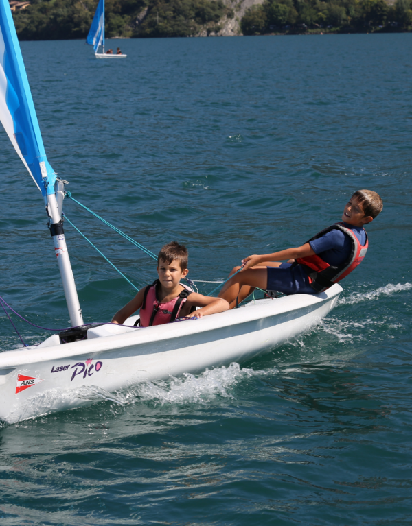 I corsi di vela per bambini sono una bellissima attività estiva che intratterrà i Vostri figli e li farà divertire. ​ Avranno la possibilità di imparare un nuovo sport insieme ad altri bambini e divertendosi all'aria aperta e sull'acqua. ​ I corsi sono improntati al gioco e al divertimento senza tralasciare un aspetto didattico che permetterà loro di proseguire la carriera velica. ​ Grazie ad una amplia flotta, i bambini potranno utilizzare le barche più idonee alla loro età e alle loro capacità nella massima sicurezza e nel più spensierato divertimento